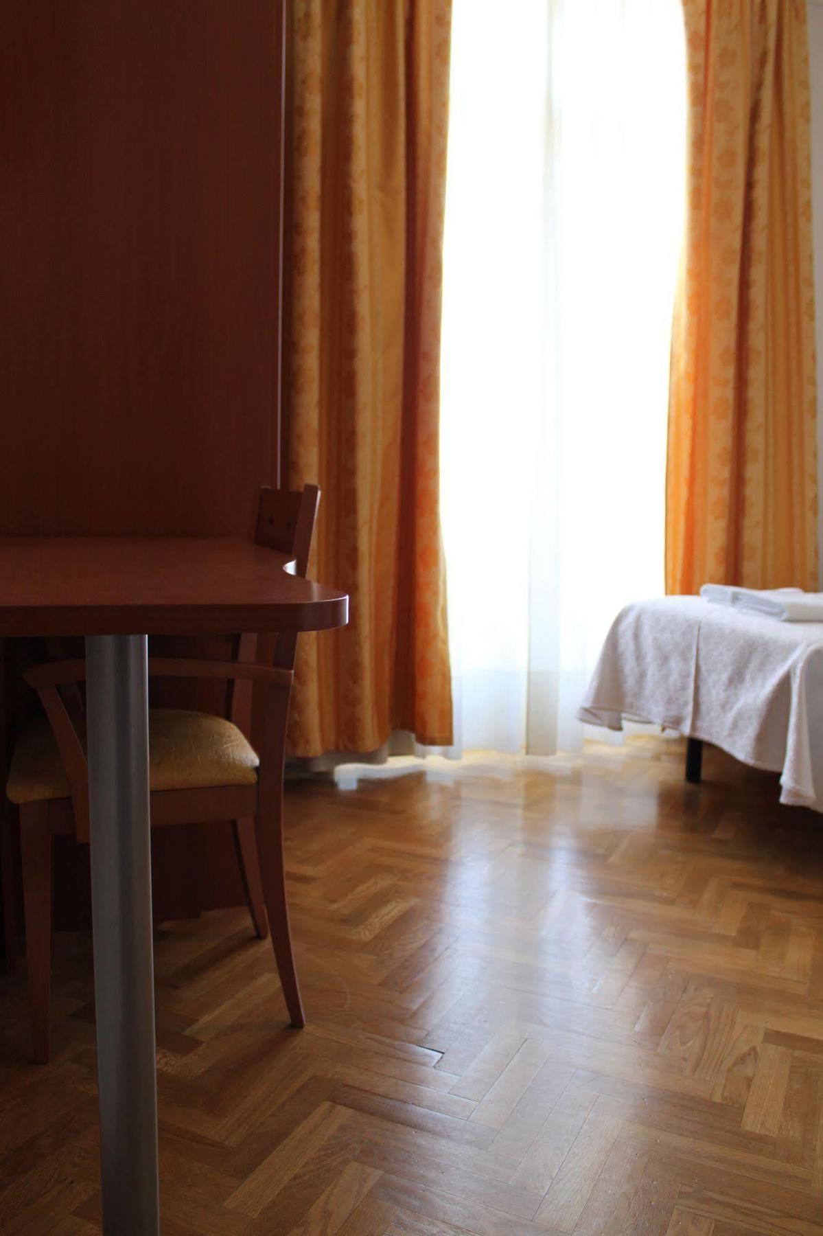 Hostal Jerez Madrid Luaran gambar