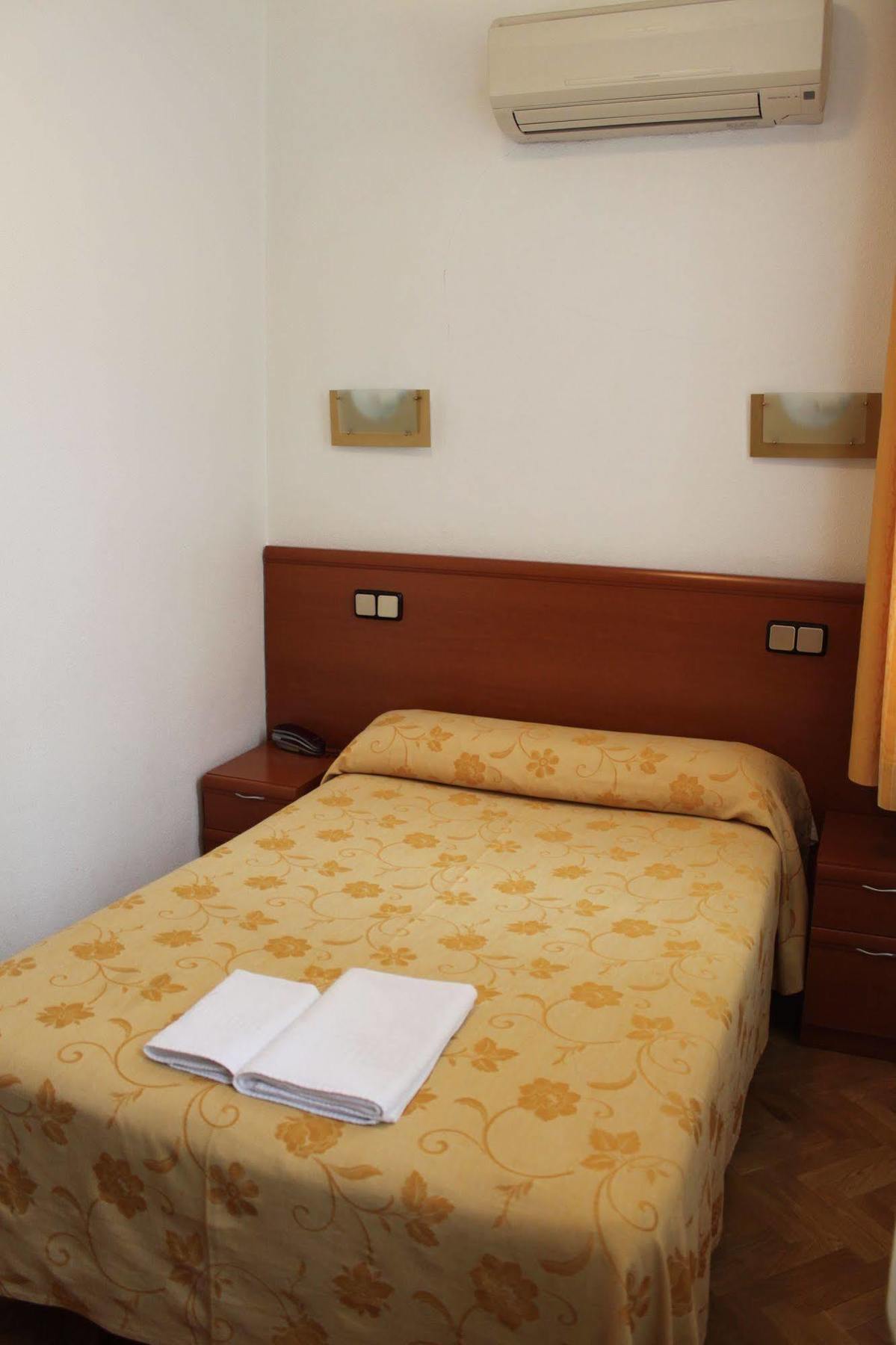 Hostal Jerez Madrid Luaran gambar